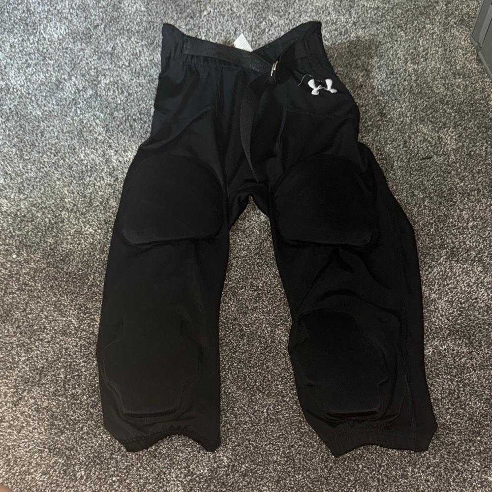 Under Armour football pants with pads build in size medium men